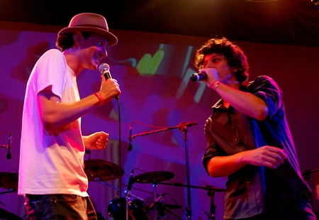 Tatá Aeroplano e Hélio Flanders, vocalista do Vanguart