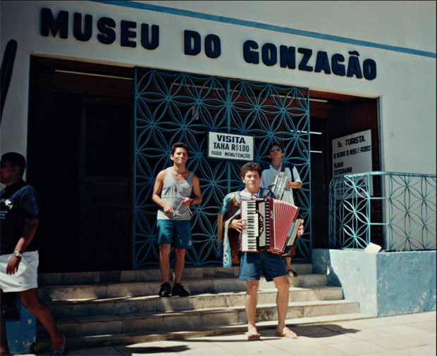 Chimbinha troca de instrumento em homenagem a Luiz Gonzaga, em Exu (PE)