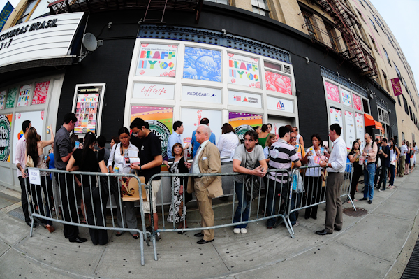fila para o Cine Fest Petrobrás em NY