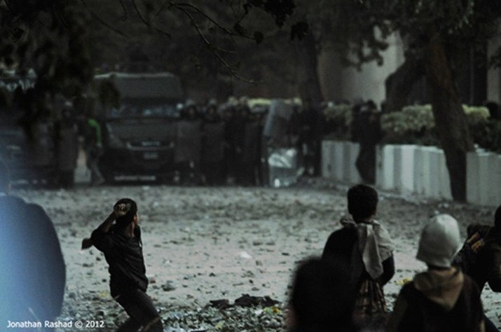 Manifestantes enfrentam a tropa de choque em ocupação da praça Simon Bolivar, na capital egípcia (26/11)