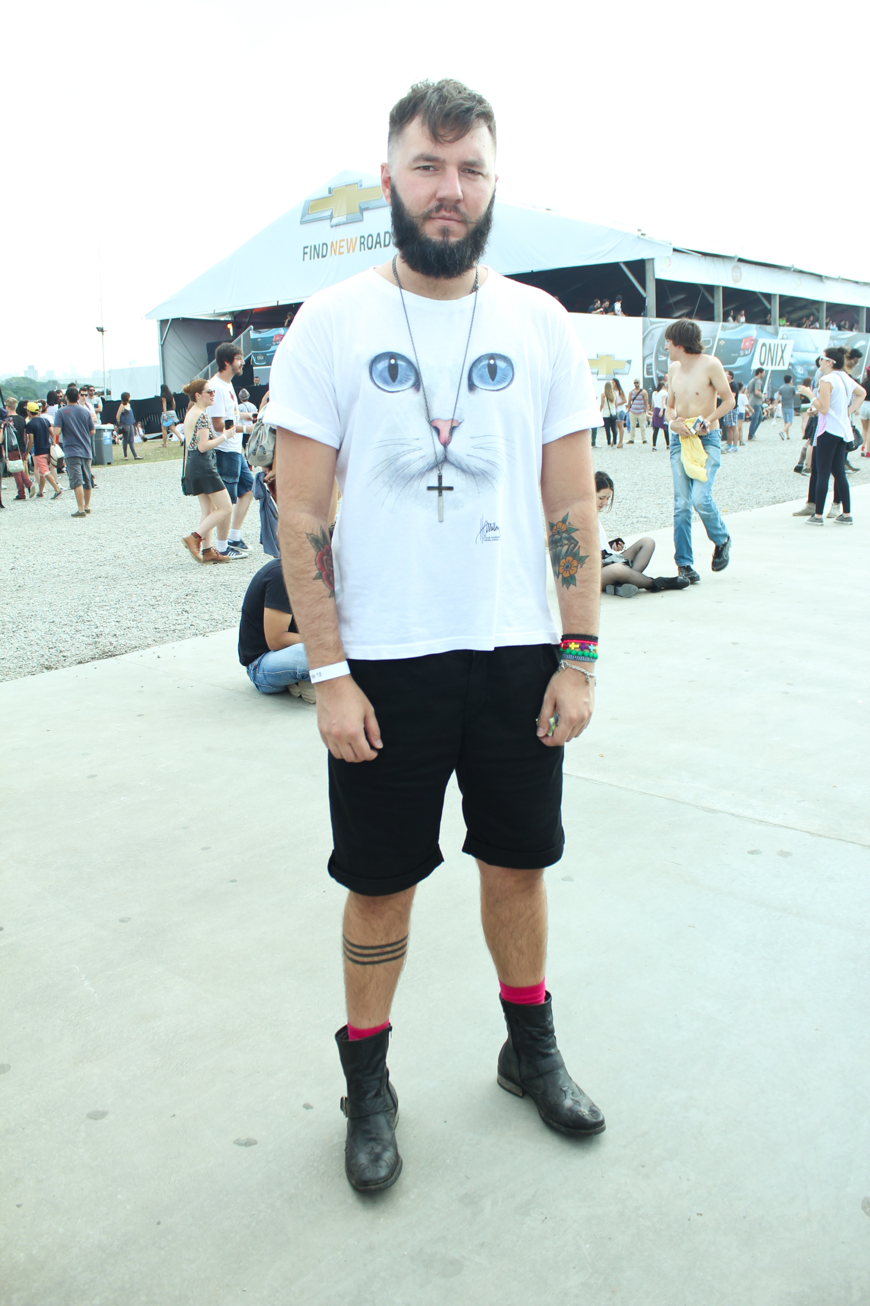 Daniel Marcusso, 33, jornalista. “Acho que tem roupa de menino e menina, sim. Em alguns casos dá para chegar ao unissex, mas acho que um vestido não cabe num homem. Saia, sim, e já usei. Uso muto jeans, camiseta e acessórios femininos.”