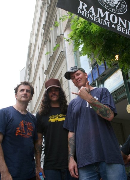 Daniel Rey, Brant Bjork (Kyuss) e CJ Ramone (2009)