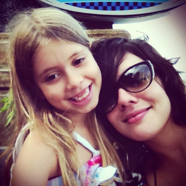 Daniela Arrais e a afilhada Luiza, em foto do Instagram
