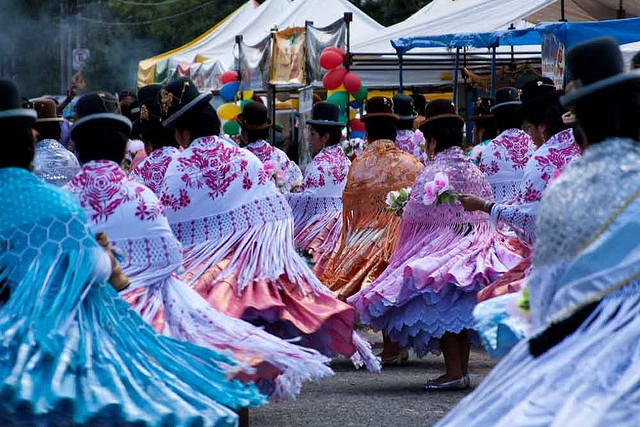 Todos os domingos, na Praça Kantuta, rola uma feira feita e dedicada aos bolivianos que moram em São Paulo. Tem comidas típicas; as empanadas, uma sopa chamada api e também barraquinhas que exibem programas de TV bolivianos, vendem CDs e DVDs, além do artesanato que mostra toda a riqueza da cultura andina e até mesmo instrumentos musicais. Você até se sente estrangeiro por não ter o mesmo sotaque. Das 1h às 19h. Onde? R. Pedro Vicente (altura do nº 625 - Metrô Armênia), no Pari