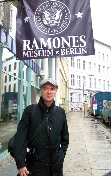 David Byrne visita o museu em 2009