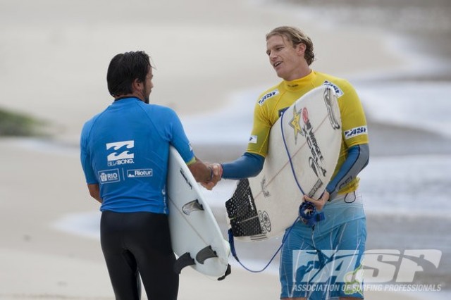 Igor Morais e Bede Durbridge (AUS) mostram fair play depois da bateria que classificou o australiano