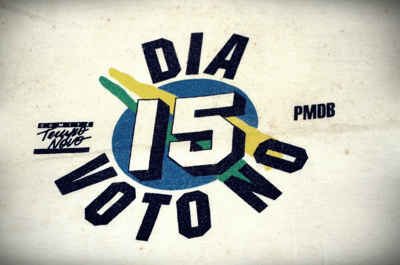 Camiseta da campanha de Tancredo Neves para presidente, na eleição de 1985. Trancredo foi eleito, mas faleceu antes de tomar posse