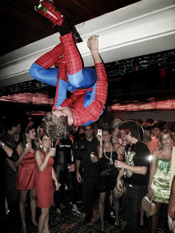 “Festa a fantasia?? Amooooo!!! Faço aniversário dia 31 de Outubro... bem na época do Halloween. Aí já viu né?”