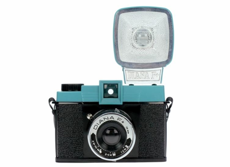 Diana F+ com flash - R$ 279 - Na Lomography - Necessita filme especial, ou adaptador para o filme básico de 35mm