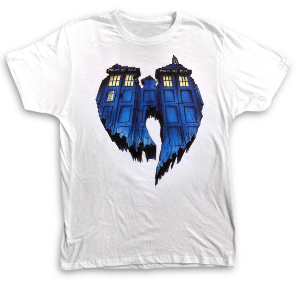 Wu Tang Clan + Doctor Who - Ilustrada pelo artista Alex Pardee, a camiseta traz o logotipo do tradicional grupo de hip hop dos EUA estilizado como a máquina do tempo Tardis. Pode ser até que essa não chame tanto a atenção quanto as outras, mas fãs de Doctor Who vão pirar com o design