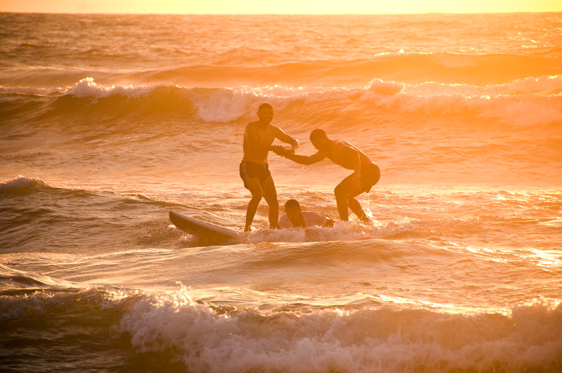 Imagens do filme God Went Surfing With The Devil, mostrando a vida dos surfistas na Faixa de Gaza