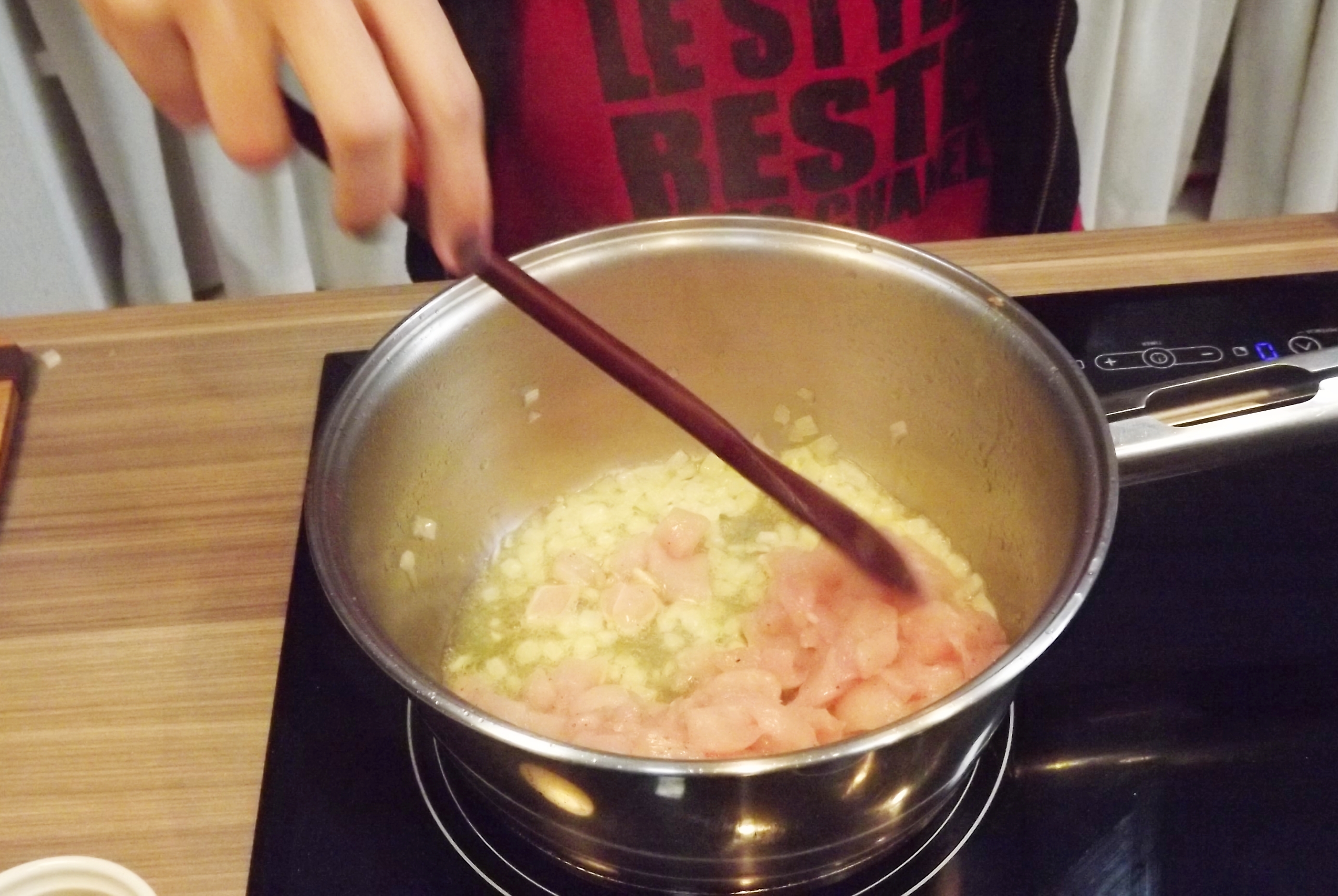 O primeiro passo é refogar a cebola na manteiga, depois acrescenta-se o frango picados em cubos