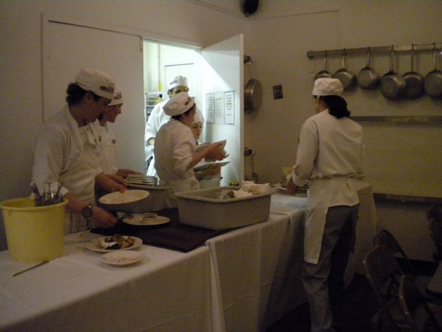 Os alunos da Natural Institute Gourmet preparando o almoço aberto > somente para convidados. Eu fui uma das felizardas.