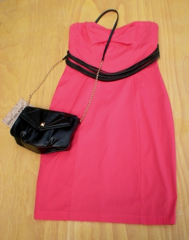 Look Balada - Vestido Lucy in the sky R$ 31,90; cinto Bureaux Paulista R$ 10,90; bolsa Karin Feller R$ 198