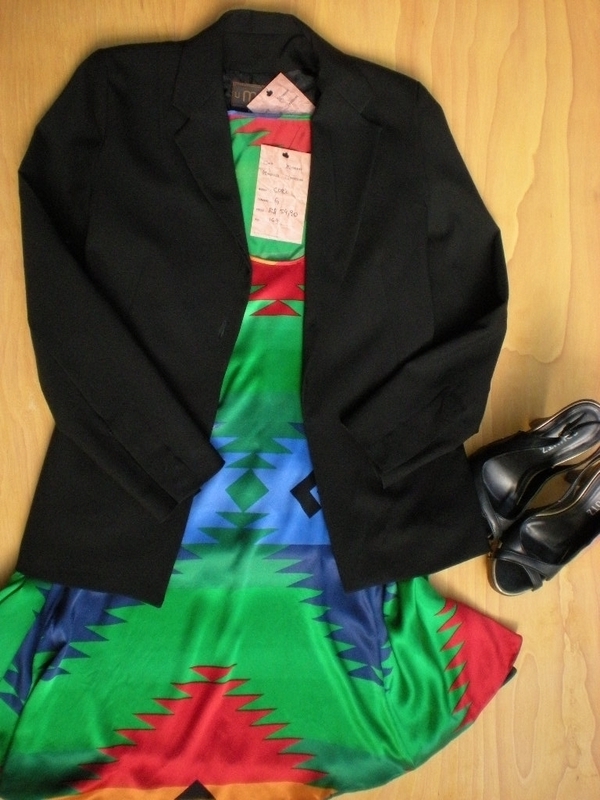 Tendência: roupas do namorado - Sandália Schutz R$ 59,90; vestido Cori R$ 54,90; blazer boyfriend Uma R$ 59,90