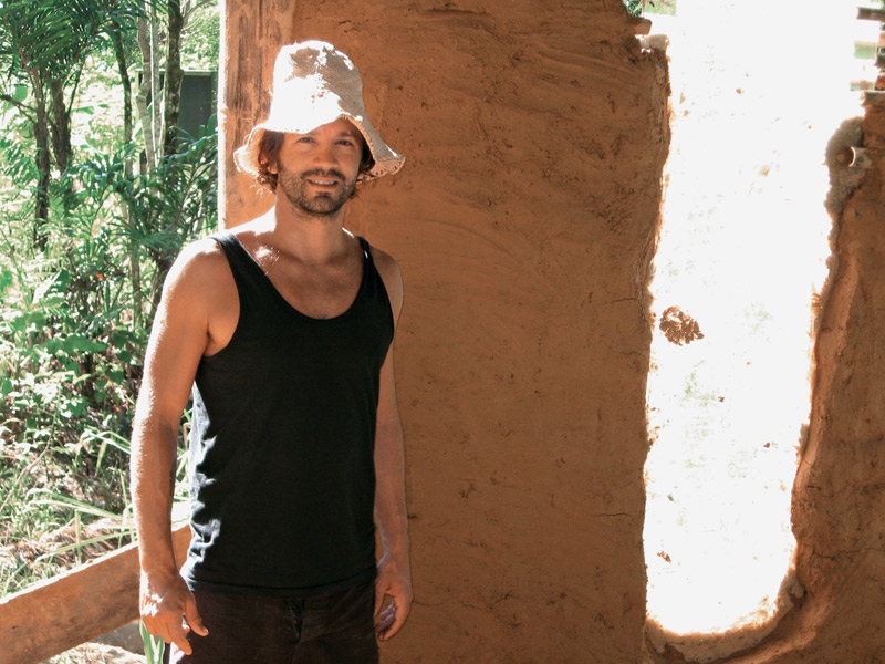 Aos 17 anos, o arquiteto Rene Diniz sofreu um acidente de carro e ficou três anos sem andar. Hoje, trabalha com ecoconstrução