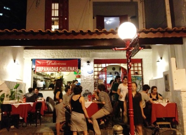 Se o seu negócio é mais pro Mercosul, a pedida é o El Guatón, tradicional restaurante chileno que fica em Pinheiros. Empanadas de vários sabores, humitas (pamonha salgada), pastel de choclos (torta de milho com carne moída, cebola e peito de frango gratinado), são algumas das delícias que podem ser encontradas no local, além do papo com o Sr. Guatón. Onde? Na Rua Arthur de Azevedo, 906, em Pinheiros. (11) 3085-9466