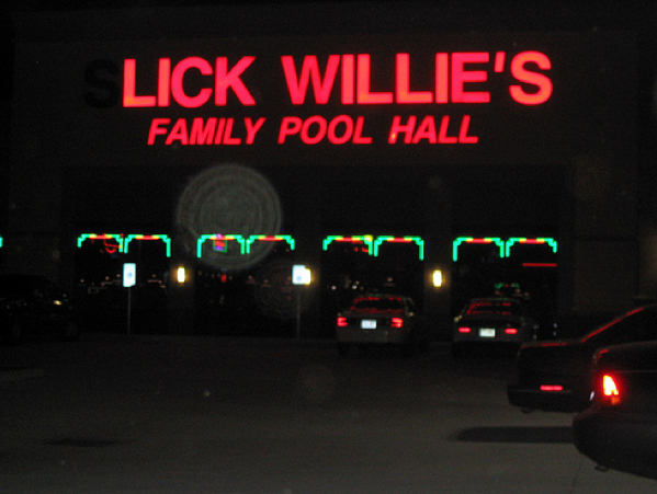 Com uma ou mais letras queimadas, a fachada do bilhar passou a se chamar Lick Willie's (Lamba o Willie)