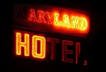 Maryland Hotel com seus neóns alaranjados e queimados virou Holand (Holanda)