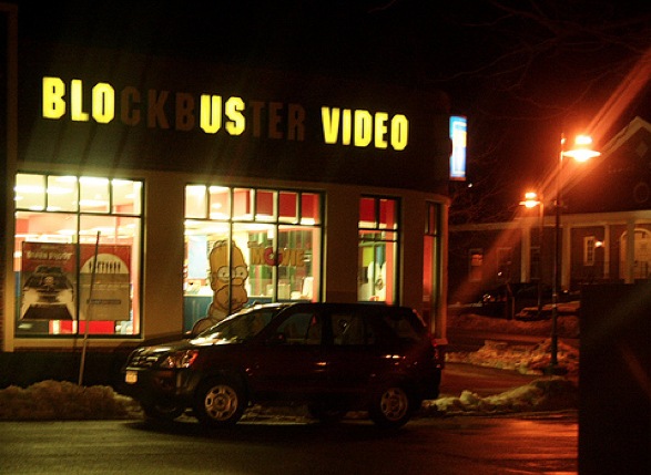 A Blockbuster video tinha muitas letras queimadas quando tiraram essa foto. Sem as letras certas, ficou uma versão enxuta de Blow us video, que significa na tradução literal Nos assopre Video. A verdadeira tradução é, digamos, impublicável.