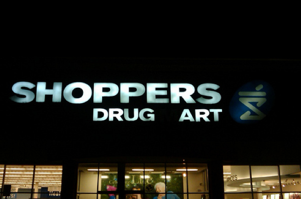 E a placa queimada que ficou escrito Shoppers Drug Art (Shoppers Arte Droga)