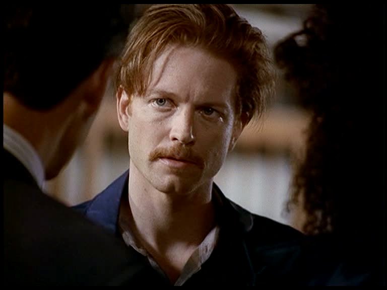 Eric Stoltz - Ídolo nos anos 80, ficou mais conhecido justamente num filme onde seu rosto não aparece, o triste Marcas do Destino, no qual interpreta Rocky Dennis. Atualmente faz participações em séries de TV