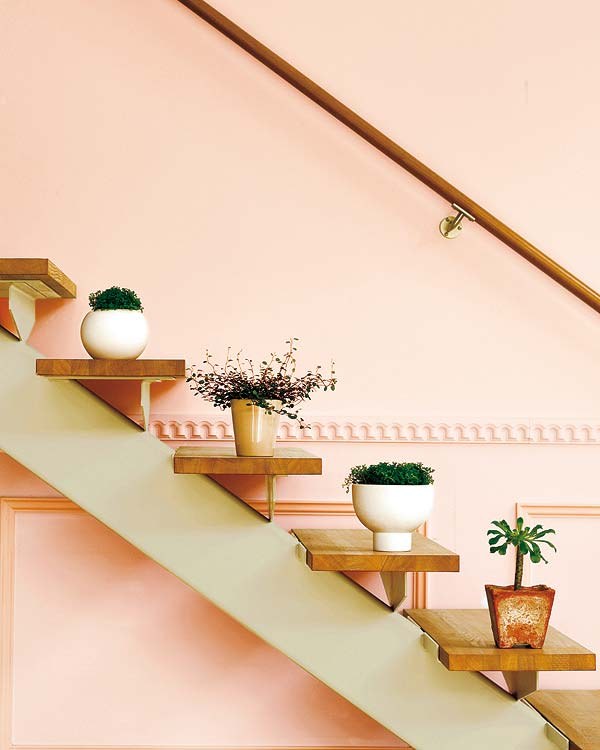 Mas o mais simples e menos trabalhoso mesmo, é apenas dispor alguns objetos ao longo da escada. Vasos com plantas são ótimos porque dão vida à qualquer ambiente