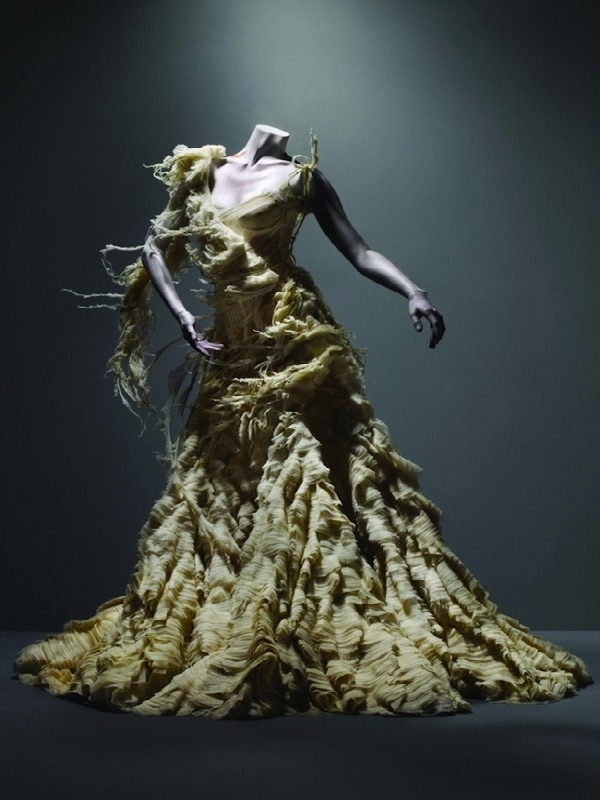 12 looks da exposição póstuma de Alexander McQueen em NY. Início dia 4 de maio