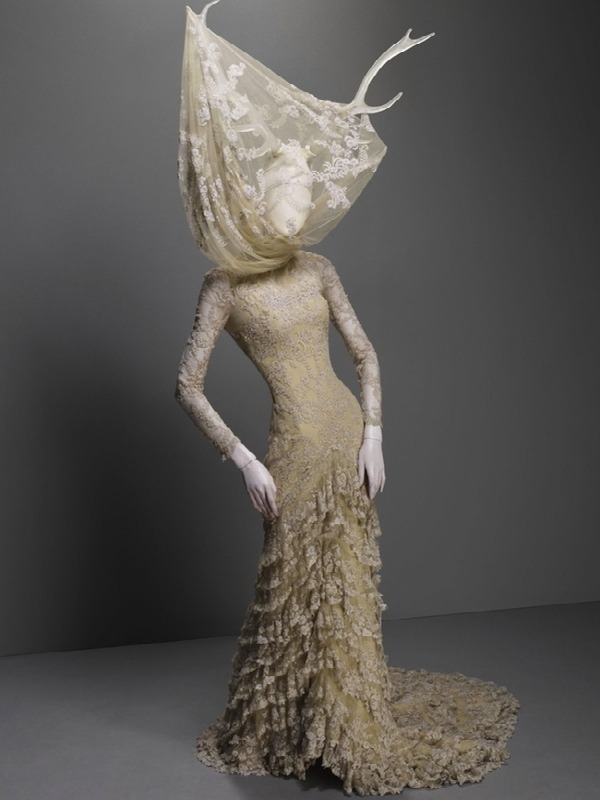 12 looks da exposição póstuma de Alexander McQueen em NY. Início dia 4 de maio