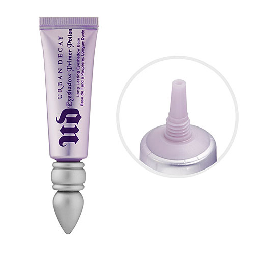 Eyeshadow Primer Potion, da Urban Decay - R$94 - é uma base ultrafina que desliza facilmente. É um primer de olhos para sombras suaves ou vibrantes e as fazem não acumulam na pálpebra, garatindo duração do make por mais de 24 horas. O produto desaparece completamente quando aplicado. Também funciona como iluminador ou sombra, por causa de seu efeito brilhoso