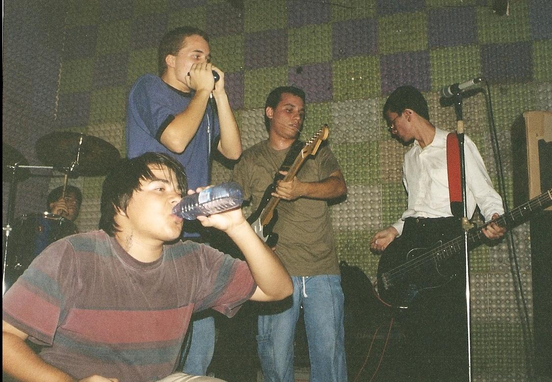 Uma das primeiras formações do MQN, em 97/98. Lázaro Carneiro (bateria), Fabrício Nobre (tomando agua), Uirá Cabral (gaita), CJ (Guitarra) e George Nascimento (baixo)