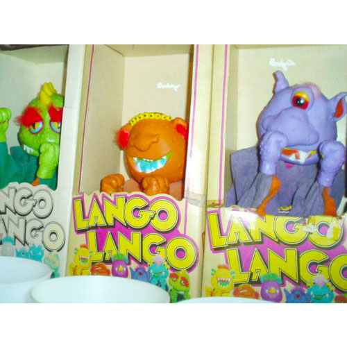 A produtora Flávia Fraccaroli lembrou de vários brinquedos que amava, e entre eles estavam o Lango Lango, Flufy, a Menina Flor e o Pogobol