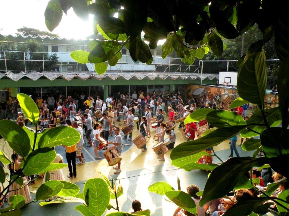 Depois do maracatu: O projeto Calo na Mão conta com atividades de Maracatu de Baque Virado, como oficinas e cursos de Maracatu e Workshop de contrsução de alfaias, assim como sobre a história do movimento. Todos os sábados, na Escola Prof. A. Alves Cruz. Depois do projeto, o pessoal se reúne na praça Horácio Sabino, que fica em frente ao colégio, pra continuar o som e curtir o fim de tarde. Vai lá: R. Heitor Penteado, 435 - Pinheiros São Paulo