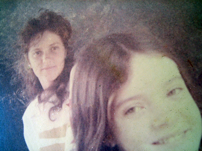 Mariana (à frente) com Priscila, mulher de Domingos desde que Mariana tinha 9 anos. Ela foi uma 'boadrasta