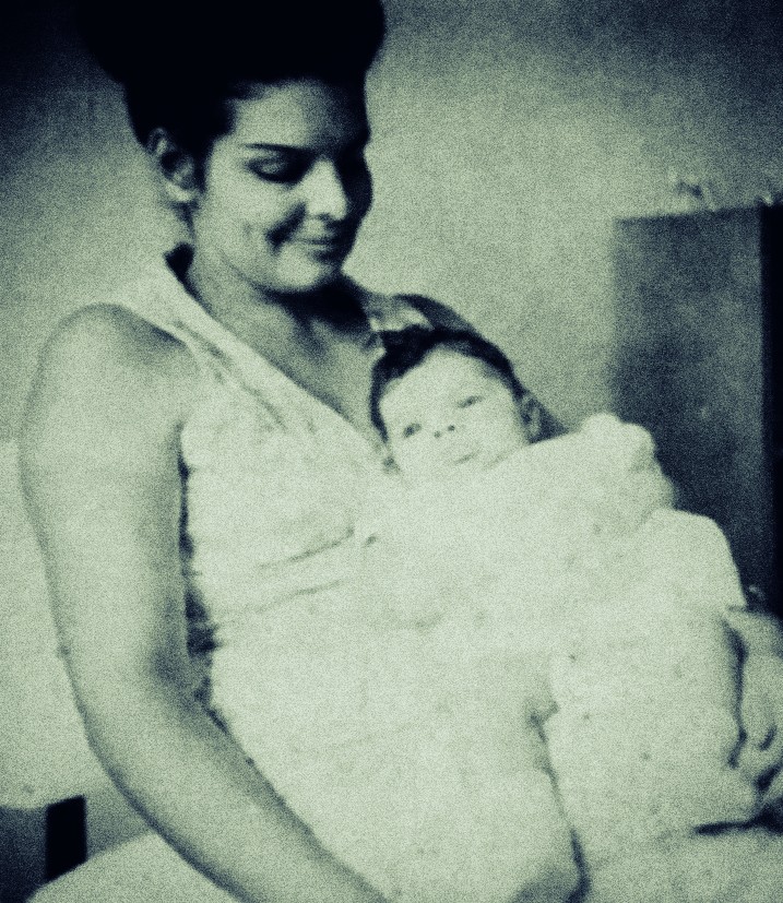 no colo da mãe, dona Laís, com 1 ano de idade