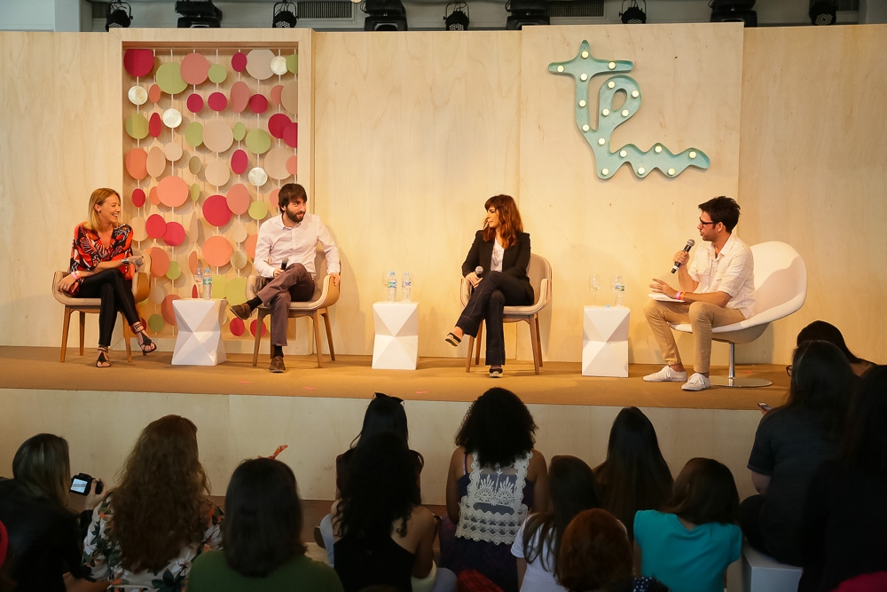 Fernando Luna media o primeiro debate sobre consumo. No palco, Bia Paes de Barros, Arthur Bueno e Maria Ribeiro