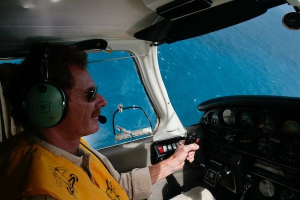 Gérard Moss pilota o avião usado nas coletas