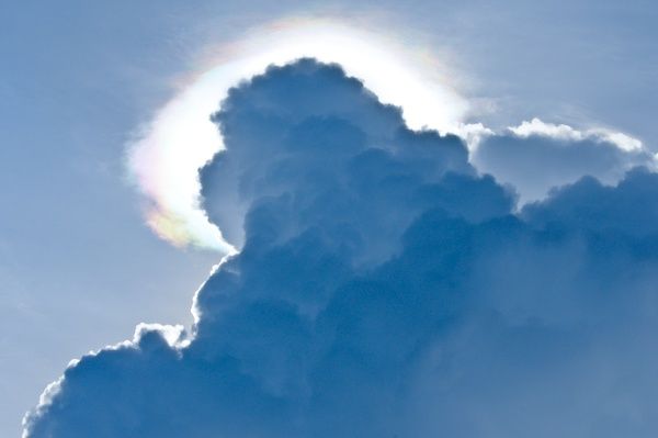 Nuvem cumulus nimbus em frente ao sol
