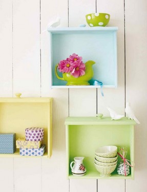 Pintadas em cores diferentes, as gavetinhas servem de apoio para louças e enfeites e ficam uma graça na parede da cozinha
