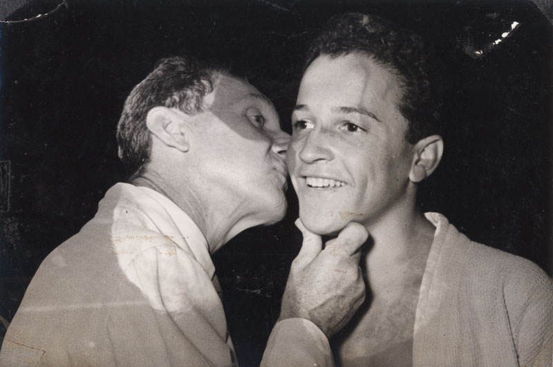 Robson é beijado pelo pai Carlos