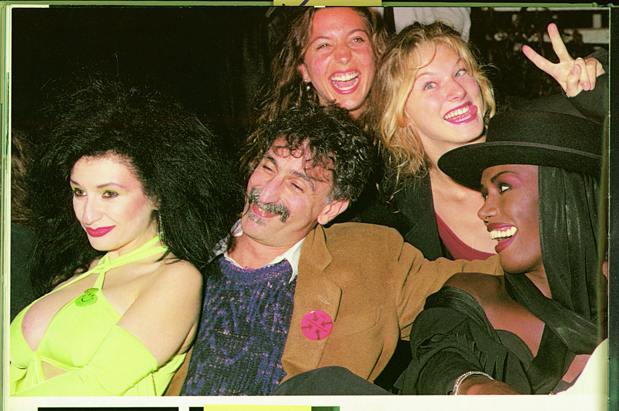 Frank Zappa, ao lado de Grace Jones, deixa-se fotografar na balada, rodeado por mulheres, em 1992. Todos no Ku, 'o clube que foi mais famoso do que o Studio 54'
