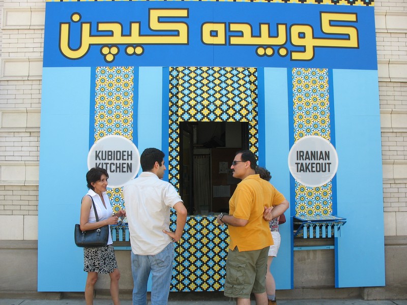 Pessoas se juntam para conversar na frente do restaurante