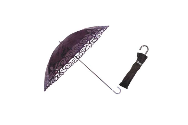 O guarda-chuva de rendinha é garantia de estilo e romantismo, mesmo no meio da chuva. Esse é da Voyagem