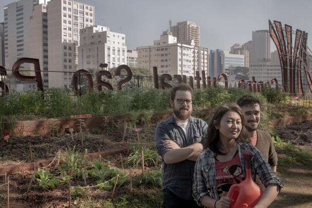 Os hortelões urbanos Guilherme Borducchi, Lana Lim e André Biazoti no CCSP