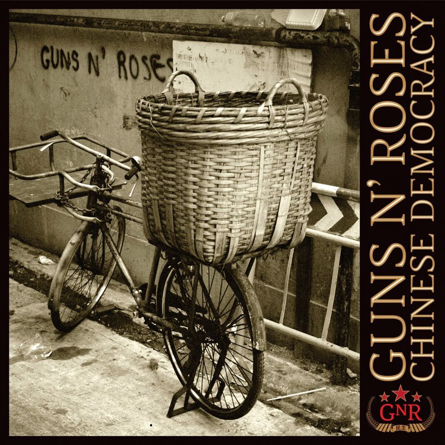 11: Guns N Roses - Chinese Democracy (2008): Depois de 17 anos sem lançar material inédito, Axl Rose ressurgiu das cinzas direto para o topo das paradas de oito países diferentes com este disco que foi muitíssimo criticado pelos fãs e pela imprensa mundial