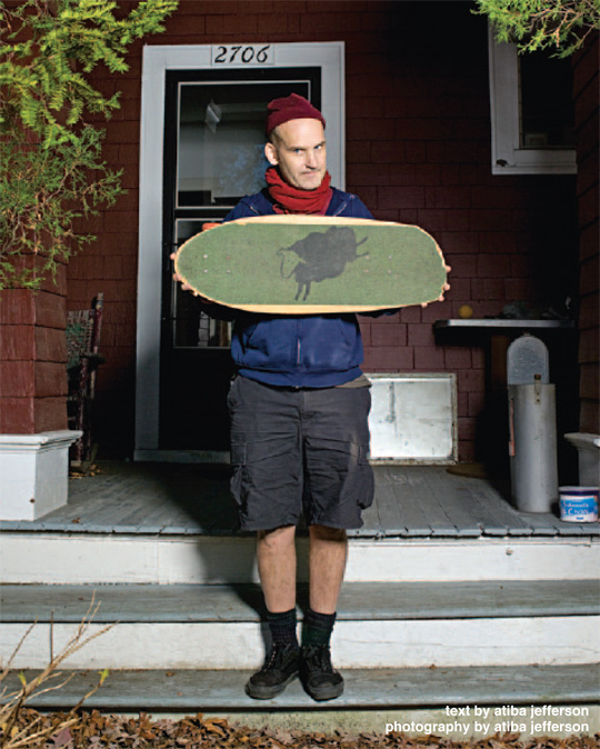 Ian Mackaye, do Minor Threat, mostra seu skate personalizado com desenho da banda