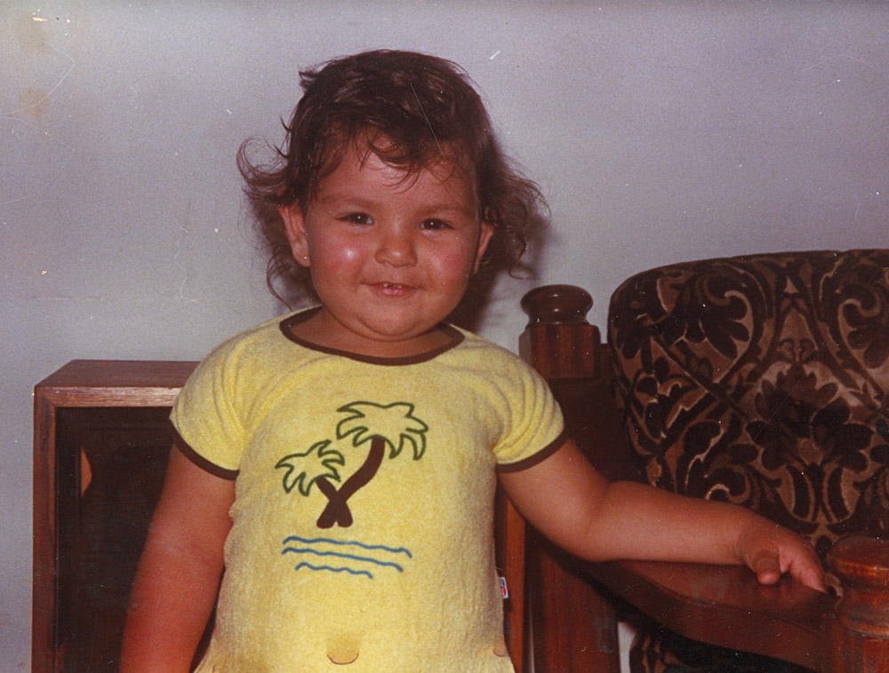 Bochechuda, aos 3 anos, em casa