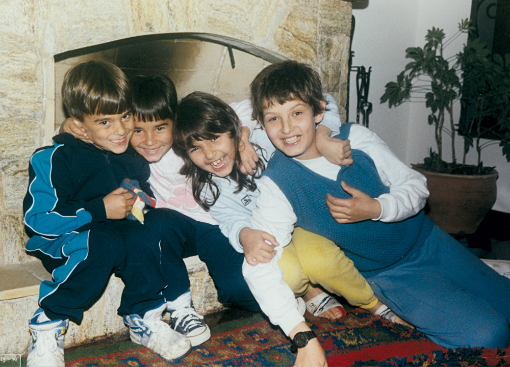 Aos 6 anos, com o irmão (à dir.)  e os primos