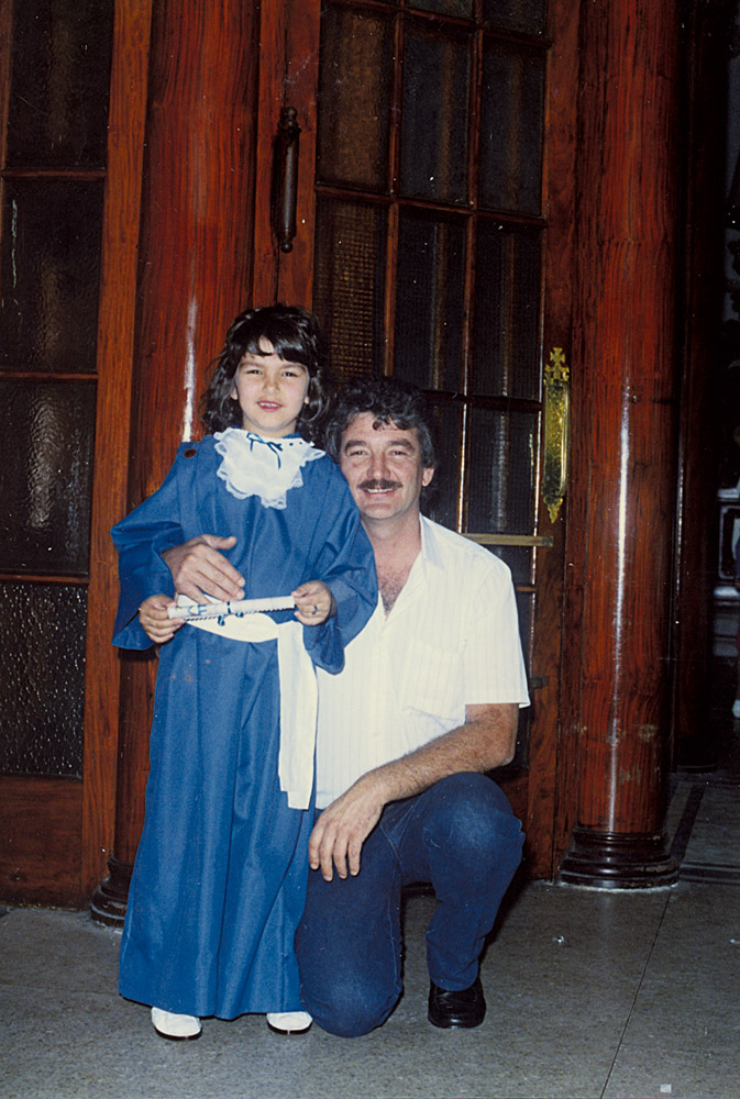 Na formatura do pré-primário, com o pai, Francisco Baltresca