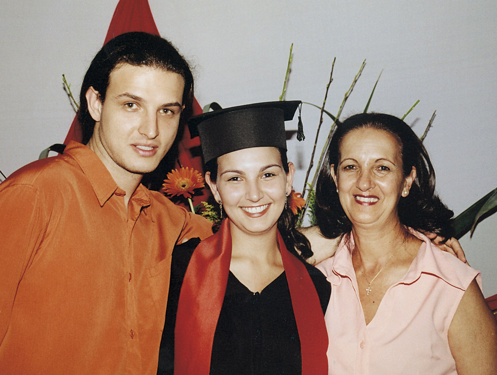 Entre o irmão, Rafael, e a mãe, Miriam, na colação de grau de direito, em maio de 2005